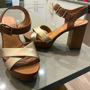 NEVER WORN Crown Vintage Platform Sandals
